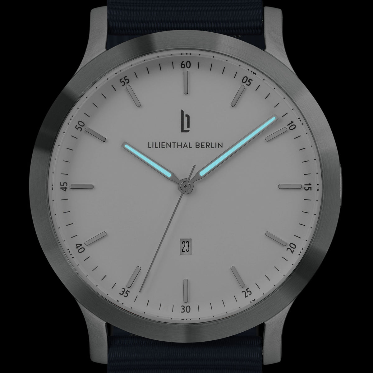 Huxley – Silver White Sportive