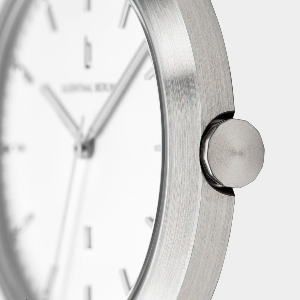 Huxley – Silver White Sportive